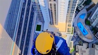 نماشویی ساختمان سی طبقه با طناب