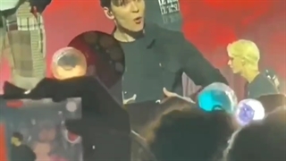 ریکشن ورنون وقتی یه کارات حامله رو تو کنسرت میبینه