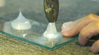 تست چسبندگی سیلیکون اوستافیکس روی سطح شیشه‌ای