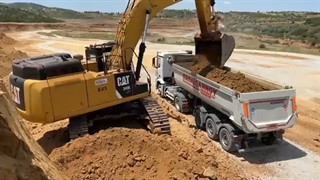 بارگیری بیل مکانیکی Caterpillar 349E Mercedes Arocs 4145 Lorry - PaP Trucks - Papaioannou Group