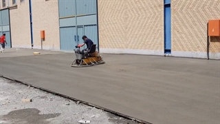 اجرای حرفه ای کفسازی بتنی الیافی حاوی الیاف پلی تار و فورتا