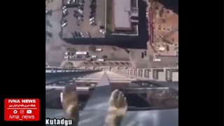 لحظات پراسترس راه رفتن یک مرد در استخرِ یک آسمان‌خراش