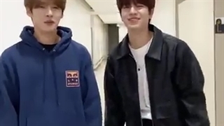 سونگمین لینو رو بغل کرده و اهنگ "silent cry" میخونه