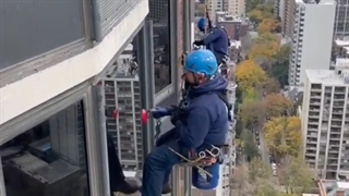 نماشویی خطرناک در ارتفاع