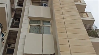 آویزان شدن با طناب برای نماشویی ساختمان