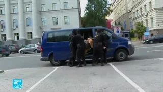 بیلاروسیا: اعتقال مئات النساء ونقلهن إلى جهة غیر معلومة بعد مظاهرة ضد لوکاشینکو