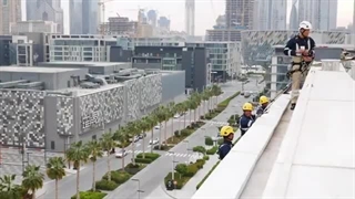 نماشویی خطرناک ساختمان با طناب