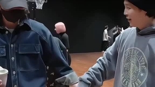 جونگکوک موقع تمرین جیمین رفته بود پیشش؟؟؟؟ کلاه کلوین کلاینش؟؟؟؟کومک