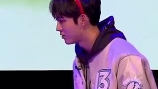 جونگهیون و سونگون اصلا نتونستن موزیکال رو جدی بگیرن و کلا داشتن میخندیدن