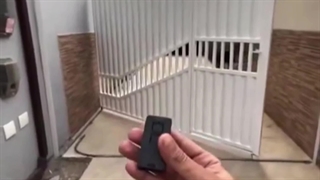 درب اتوماتیک کشویی کنار بازشو بسیار زیبا