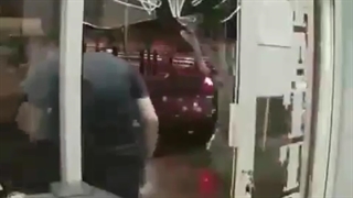 هنگام ورود به مغازه مراقب خودتون باشید (برخورد شدید به درب مغازه)