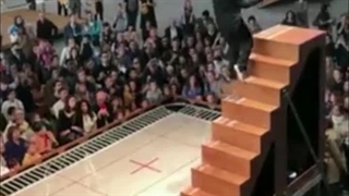 نمایش بی کلام با این پیام: از سقوط، صعود بساز!