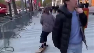 گشتی در شانزلیزه فرانسه