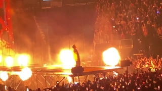 اجرای آهنگ های Moonlight-Burn It از شوگا در اولین روز کنسرت آمریکا