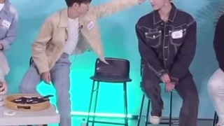 هائو سعی می‌کنه موهای ریکی رو درست کنه تا توی چشم هاش نباشه و اذیتش نکنه ( قلبم ترکید)