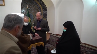 اهدای مدال طلای شهید حادثه هواپیمای اوکراین به موزه آستان قدس رضوی