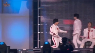 اجرای آهنگ DNA از BTS