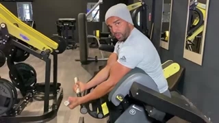 ساخت عضلات دو سر جلو بازو