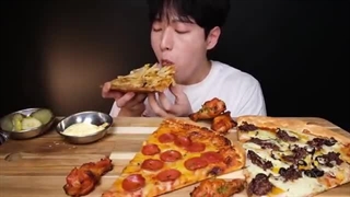 커다란 피자 세 조각 먹방(feat.버팔로윙) / GIANT PIZZA & CHICKEN WINGS MUKBANG