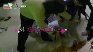 گروه SEVENTEEN بخاطر کمک کردن به استف‌ها و عوض کردن جو مورد تحسین نیتزنهای کره‌ایی قرار گرفتن.