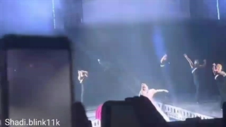 اجرای لیسا در روز اول سنگاپور چتری هاشو کنار زده خدایی خوشگل شده