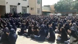 خوانندگی محسن إبراهیم زاده در مدرسه دخترونه