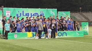 لحظه اهدای جام قهرمانی به تیم نفت و گاز