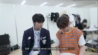 آماده شدن پسرا برای اجرا در kcon ♡