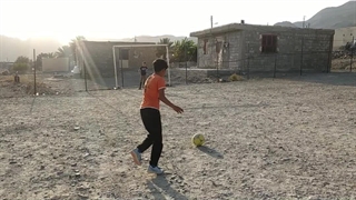 فوتبال بازی بچه های روستای دهیچ با عشق بدون زمین ورزشی