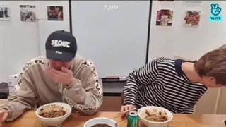 هنوزم دلیل خنده این لایو نامجون و جین رو نفهمیدم... دقیقا مثل وقتایی که خودت و دوستت فقط می خندید و بین خودتونه همه چی...♡♡