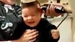 جوریکه با خنده هاش تمرکز آرایشگرو بهم میزنه ^-^