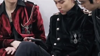 وقتی داری گوشیتو چک میکنیُ مامان باباتم کنارت نشستن...