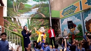 اجرای آهنگ پرواز گروه آریان در جشن مدرسه