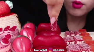 اسمر فود قرمز، لب خوراکی، کیک کرپ توت فرنگی، ژله، پاستیل، اسمر قرمز