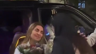 شبنم تووزلو و یکی از  طرفدارهاش وان ترکیه -برای مشاهده دیگرویدیوموزیکهابه کانال تلگرامی مابپیوندید: www.t.me/Azarellim