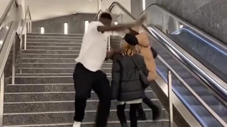 دخترا برگ برگ شدن