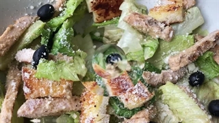 طرز تهیه سالاد سزار اصیل رستورانی با روشی ساده در منزل