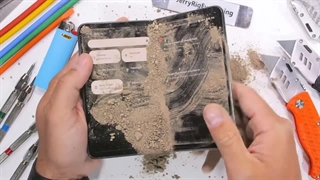 شکنجه ی ترسناک گوشی 1800 دلاری Google Pixel Fold با ادعای مقاوم ترین گوشی تاشو!!