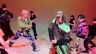 اجرای آهنگ hard از shinee در استودیو چوم