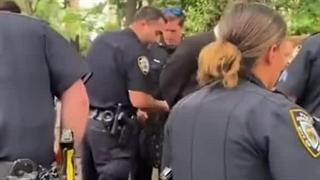 دستگیری مردی در نیویورک به خاطر سیگار کشیدن توسط 8 مامور پلیس