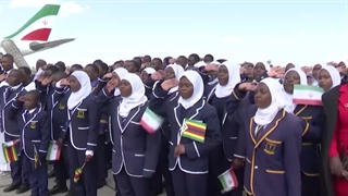 اجرای سرود سلام فرمانده در حضور روسای‌ جمهور ایران و زیمبابوه در هراره