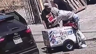 سرقت چند جوان ولگرد از بستنی فروش دوره گرد در کالیفرنیا