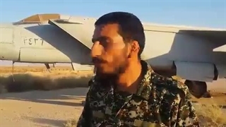 شهید صدرزاده سوار بر هواپیمای جنگی