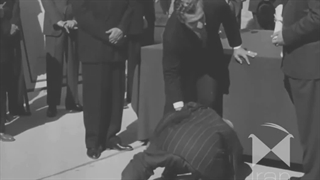 تقسیم املاک سلطنتی ورامین به کشاورزان توسط محمدرضا شاه پهلوی در کاخ مرمر ۱۳۳۷ اصلاحات ارضی انقلاب سفید شاه و ملت