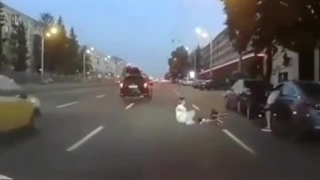 لحظه عبور میلیمتری خودروسازی از کنار سر دختر جوان بعد از سقوط دوچرخه