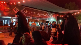 هرجا خدمت به زائران اربعین حسین در‌ میان باشد، دلدادگان رضا(ع) در صف اول ایستاده‌اند