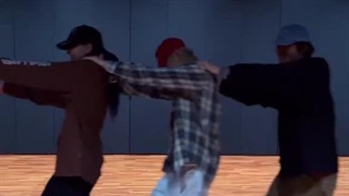 آپدیت تیک‌تاک Bada با چالش آهنگ Smoke با کیم تهیونگ